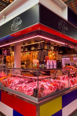 MALAGA, İspanya - 29 Mart 2025: Atarazana Merkez Pazarı, Malaga, İspanya 'da taze yerel ürünleri, deniz ürünleri ve canlı atmosferiyle bilinen canlı ve tarihi bir pazardır.