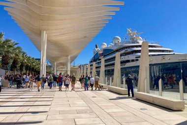 MALAGA, İspanya - 29 Mart 2025: Malaga, İspanya şehir merkezinde yürüyüş