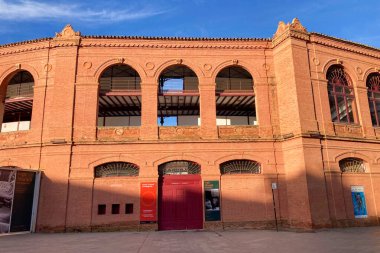 MALAGA, İspanya - 29 Mart 2025 Malagueta boğa ringi, İspanya 'nın Malaga kentindeki geleneksel mimari ve kültürel önemiyle bilinen tarihi ve ikonik bir arenadır..