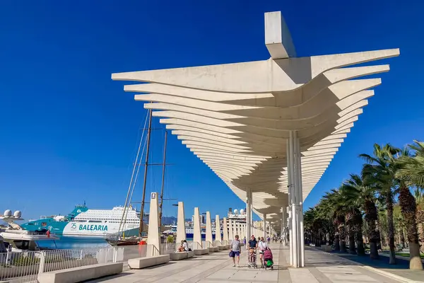 MALAGA, İspanya - 29 Mart 2025: Malaga, İspanya şehir merkezinde yürüyüş