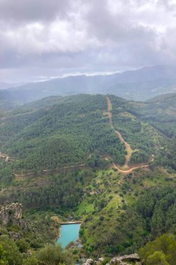 Guarda Ormanı bakış açısı, İspanya 'nın Malaga eyaletinin El Burgo belediyesine bağlı doğal manzaralı bir güzelliktir.