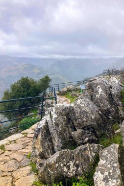 Guarda Ormanı bakış açısı, İspanya 'nın Malaga eyaletinin El Burgo belediyesine bağlı doğal manzaralı bir güzelliktir.