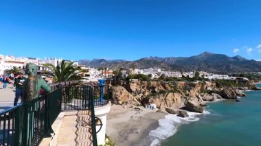 NERJA, İspanya - 22 Mart 2025: Avrupa Meydanı Balkonu, 22 Mart 2025 tarihinde İspanya 'nın Nerja kentinde büyüleyici ve pitoresk bir atmosfer sunmaktadır.