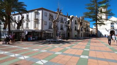 NERJA, İspanya - 22 Mart 2025: Avrupa Meydanı Balkonu, 22 Mart 2025 tarihinde İspanya 'nın Nerja kentinde büyüleyici ve pitoresk bir atmosfer sunmaktadır.