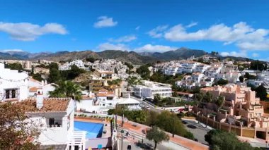 NERJA, İspanya - 22 Mart 2025: Işıldayan deniz ve büyüleyici şehrin muhteşem manzaraları, 22 Mart 2025 tarihinde İspanya 'nın Nerja kentinde nefes kesen kıyı manzaraları ve pitoresk bir atmosfer sunuyor.