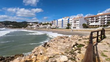 NERJA, İspanya - 22 Mart 2025: Işıldayan deniz ve büyüleyici şehrin muhteşem manzaraları, 22 Mart 2025 tarihinde İspanya 'nın Nerja kentinde nefes kesen kıyı manzaraları ve pitoresk bir atmosfer sunuyor.