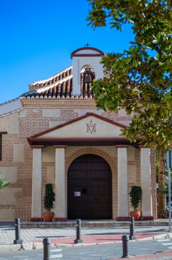 NERJA, İspanya - 22 Mart 2025: Büyüleyici şehir, 22 Mart 2025 tarihinde İspanya 'nın Nerja kentinde nefes kesici manzaralar ve pitoresk bir atmosfer sunuyor