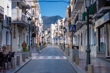 NERJA, İspanya - 22 Mart 2025: Büyüleyici şehir, 22 Mart 2025 tarihinde İspanya 'nın Nerja kentinde nefes kesici manzaralar ve pitoresk bir atmosfer sunuyor