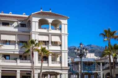 NERJA, İspanya - 22 Mart 2025: İspanya Meydanı, 22 Mart 2025 tarihinde İspanya 'nın Nerja kentinde nefes kesici manzaralar ve pitoresk bir atmosfer sunmaktadır.
