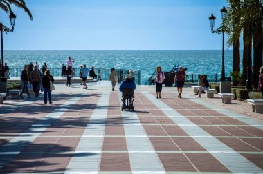 NERJA, İspanya - 22 Mart 2025: Avrupa Meydanı Balkonu, 22 Mart 2025 tarihinde İspanya 'nın Nerja kentinde büyüleyici ve pitoresk bir atmosfer sunmaktadır.