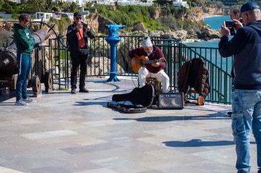 NERJA, İspanya - 22 Mart 2025: Avrupa Meydanı Balkonu, 22 Mart 2025 tarihinde İspanya 'nın Nerja kentinde büyüleyici ve pitoresk bir atmosfer sunmaktadır.