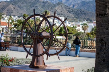 NERJA, İspanya - 22 Mart 2025: Avrupa Meydanı Balkonu, 22 Mart 2025 tarihinde İspanya 'nın Nerja kentinde büyüleyici ve pitoresk bir atmosfer sunmaktadır.