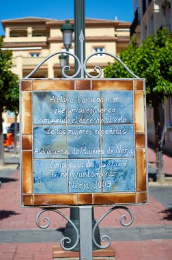 NERJA, İspanya - 22 Mart 2025: Büyüleyici şehir, 22 Mart 2025 tarihinde İspanya 'nın Nerja kentinde nefes kesici manzaralar ve pitoresk bir atmosfer sunuyor