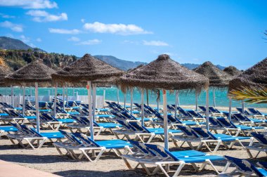 NERJA, İspanya - 22 Mart 2025: Işıldayan deniz ve büyüleyici şehrin muhteşem manzaraları, 22 Mart 2025 tarihinde İspanya 'nın Nerja kentinde nefes kesen kıyı manzaraları ve pitoresk bir atmosfer sunuyor.