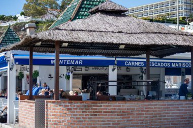 NERJA, İspanya - 22 Mart 2025: Büyüleyici şehir, 22 Mart 2025 tarihinde İspanya 'nın Nerja kentinde nefes kesici manzaralar ve pitoresk bir atmosfer sunuyor