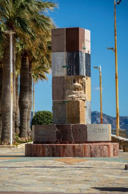 NERJA, İspanya - 22 Mart 2025: Avrupa Çeşmesi, İspanya 'nın Nerja kentinde büyüleyici ve pitoresk bir atmosfer sunuyor.