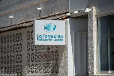 NERJA, İspanya - 22 Mart 2025: Büyüleyici şehir, 22 Mart 2025 tarihinde İspanya 'nın Nerja kentinde nefes kesici manzaralar ve pitoresk bir atmosfer sunuyor