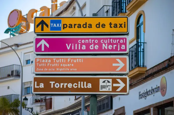 NERJA, İspanya - 22 Mart 2025: Büyüleyici şehir, 22 Mart 2025 tarihinde İspanya 'nın Nerja kentinde nefes kesici manzaralar ve pitoresk bir atmosfer sunuyor