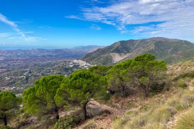 Panoramik manzara, Mijas zirvesine çıkan manzaralı yürüyüş yolundan yayılıyor ve Endülüs, Malaga, İspanya 'nın büyüleyici manzaralarını gözler önüne seriyor.