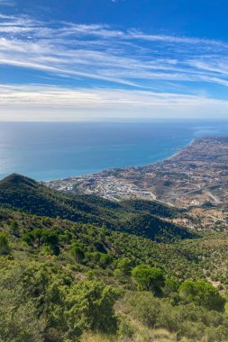 Panoramik manzara, Mijas zirvesine çıkan manzaralı yürüyüş yolundan yayılıyor ve Endülüs, Malaga, İspanya 'nın büyüleyici manzaralarını gözler önüne seriyor.