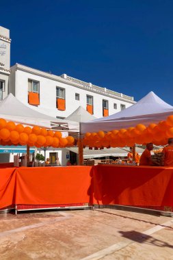 TORREMOLINOS, İspanya - 26 Nisan 2025: Hollanda Krallar Günü veya 26 Nisan 2028 tarihinde İspanya 'nın Torremolinos kentinde Hollanda kültür ve gastronomisine adanmış Koningsdag kutlamaları