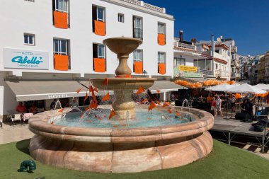 TORREMOLINOS, İspanya - 26 Nisan 2025: Hollanda Krallar Günü veya 26 Nisan 2031 tarihinde İspanya 'nın Torremolinos kentinde Hollanda kültür ve gastronomisine adanmış Koningsdag kutlamaları