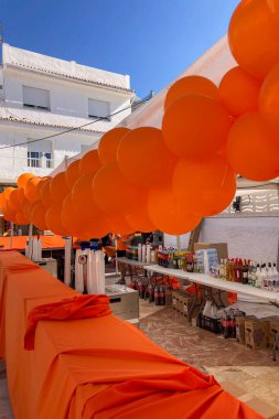 TORREMOLINOS, İspanya - 26 Nisan 2025: Hollanda Krallar Günü veya 26 Nisan 2031 tarihinde İspanya 'nın Torremolinos kentinde Hollanda kültür ve gastronomisine adanmış Koningsdag kutlamaları