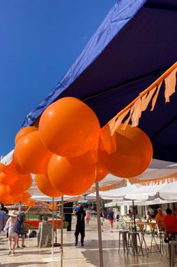 TORREMOLINOS, İspanya - 26 Nisan 2025: Hollanda Krallar Günü veya 26 Nisan 2031 tarihinde İspanya 'nın Torremolinos kentinde Hollanda kültür ve gastronomisine adanmış Koningsdag kutlamaları