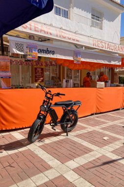 TORREMOLINOS, İspanya - 26 Nisan 2025: Hollanda Krallar Günü veya 26 Nisan 2031 tarihinde İspanya 'nın Torremolinos kentinde Hollanda kültür ve gastronomisine adanmış Koningsdag kutlamaları