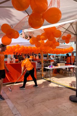 TORREMOLINOS, İspanya - 26 Nisan 2025: Hollanda Krallar Günü veya 26 Nisan 2031 tarihinde İspanya 'nın Torremolinos kentinde Hollanda kültür ve gastronomisine adanmış Koningsdag kutlamaları