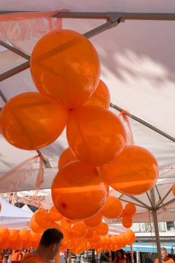 TORREMOLINOS, İspanya - 26 Nisan 2025: Hollanda Krallar Günü veya 26 Nisan 2031 tarihinde İspanya 'nın Torremolinos kentinde Hollanda kültür ve gastronomisine adanmış Koningsdag kutlamaları