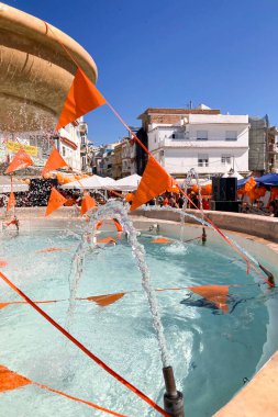 TORREMOLINOS, İspanya - 26 Nisan 2025: Hollanda Krallar Günü veya 26 Nisan 2031 tarihinde İspanya 'nın Torremolinos kentinde Hollanda kültür ve gastronomisine adanmış Koningsdag kutlamaları