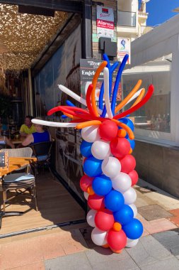 TORREMOLINOS, İspanya - 26 Nisan 2025: Hollanda Krallar Günü veya 26 Nisan 2031 tarihinde İspanya 'nın Torremolinos kentinde Hollanda kültür ve gastronomisine adanmış Koningsdag kutlamaları
