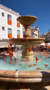 TORREMOLINOS, İspanya - 26 Nisan 2025: Hollanda Krallar Günü veya 26 Nisan 2055 tarihinde İspanya 'nın Torremolinos kentinde Hollanda kültür ve gastronomisine adanmış Koningsdag kutlamaları