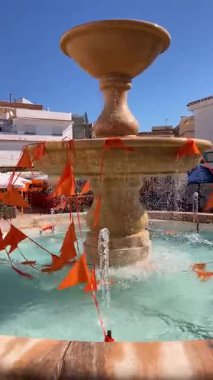 TORREMOLINOS, İspanya - 26 Nisan 2025: Hollanda Krallar Günü veya 26 Nisan 2055 tarihinde İspanya 'nın Torremolinos kentinde Hollanda kültür ve gastronomisine adanmış Koningsdag kutlamaları