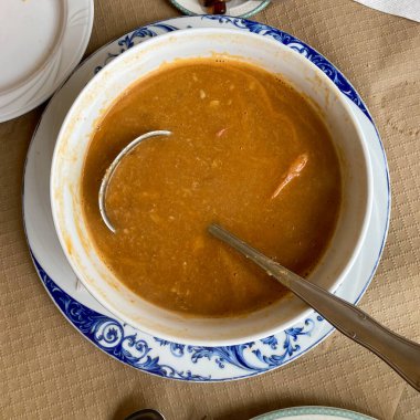 Gijon, Asturias, İspanya 'daki La Posada Blanca restoranında mevsimlik deniz ürünleri çorbası