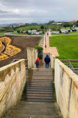 GiJON, İSPAN - 5 Nisan 2025: Yükseltilmiş Providencia perspektifinden görüldüğü üzere deniz kenarının bulutlu manzarası Gijn, Asturias, İspanya 'da dramatik kıyı manzaraları sunuyor.