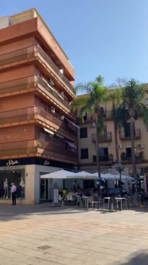 ALMUNECAR, İspanya - 12 Ekim 2023: Almunecar, İspanya 'da sabah saatlerinde şehir merkezinde yürüyüş