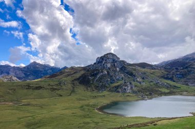 İspanya 'nın Asturias kentindeki Picos de Europa dağlarında yuva yapmış pitoresk Covadonga Gölleri nefes kesici doğal güzellik ve sükunet sunuyor.
