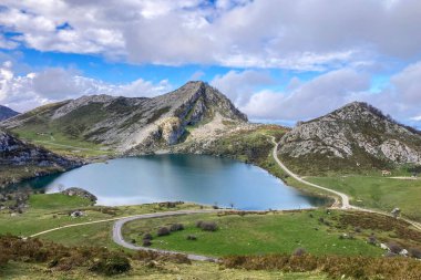 İspanya 'nın Asturias kentindeki Picos de Europa dağlarında yuva yapmış pitoresk Covadonga Gölleri nefes kesici doğal güzellik ve sükunet sunuyor.