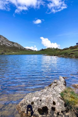 İspanya 'nın Asturias kentindeki Picos de Europa dağlarında yuva yapmış pitoresk Covadonga Gölleri nefes kesici doğal güzellik ve sükunet sunuyor.