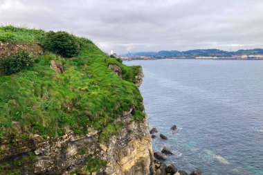 Gijn, İspanya 'nın Asturias şehrinde canlı bir sahil kentidir ve plajları, kültürü ve deniz mirası ile tanınır..