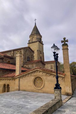 Gijon, İspanya - 7 Nisan 2025 San Pedro Kilisesi, İspanya 'nın başkenti Asturias' ta yer alan bir Katolik kilisesidir.