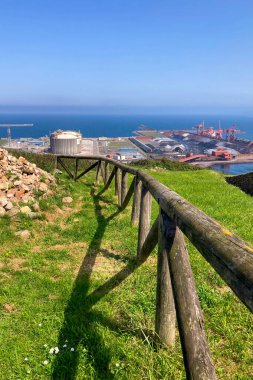 GijON, İspanya - 7 Nisan 2025: Gijn limanı Gijn, Asturias, İspanya 'daki manzaralı kıyı manzaraları arasında yerleşim yerleri