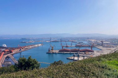 GijON, İspanya - 7 Nisan 2025: Gijn limanı Gijn, Asturias, İspanya 'daki manzaralı kıyı manzaraları arasında yerleşim yerleri