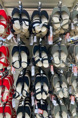 GIJON, SPAIN - 7 Nisan 2025: Alcampo süpermarketindeki raflar, Gijon, İspanya 'daki yiyecek, içecek ve ev eşyaları da dahil olmak üzere çok çeşitli ürünlerle dolu