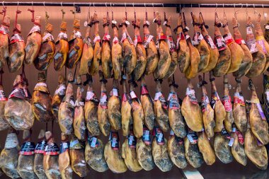 GIJON, SPAIN - 7 Nisan 2025: Alcampo süpermarketindeki raflar, Gijon, İspanya 'daki yiyecek, içecek ve ev eşyaları da dahil olmak üzere çok çeşitli ürünlerle dolu
