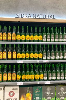 GIJON, SPAIN - 7 Nisan 2025: Alcampo süpermarketindeki raflar, Gijon, İspanya 'daki yiyecek, içecek ve ev eşyaları da dahil olmak üzere çok çeşitli ürünlerle dolu
