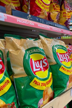 GIJON, SPAIN - 7 Nisan 2025: Alcampo süpermarketindeki raflar, Gijon, İspanya 'daki yiyecek, içecek ve ev eşyaları da dahil olmak üzere çok çeşitli ürünlerle dolu