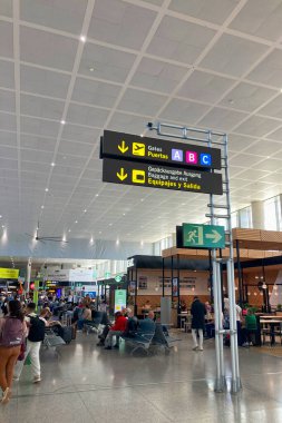 İspanya, Malaga - 4 Nisan 2025: Malaga, İspanya 'daki havaalanının geniş ve modern lobisi